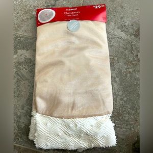 NWT Christmas Tree Skirt 48” (122cm) Diameter Retail $29.99